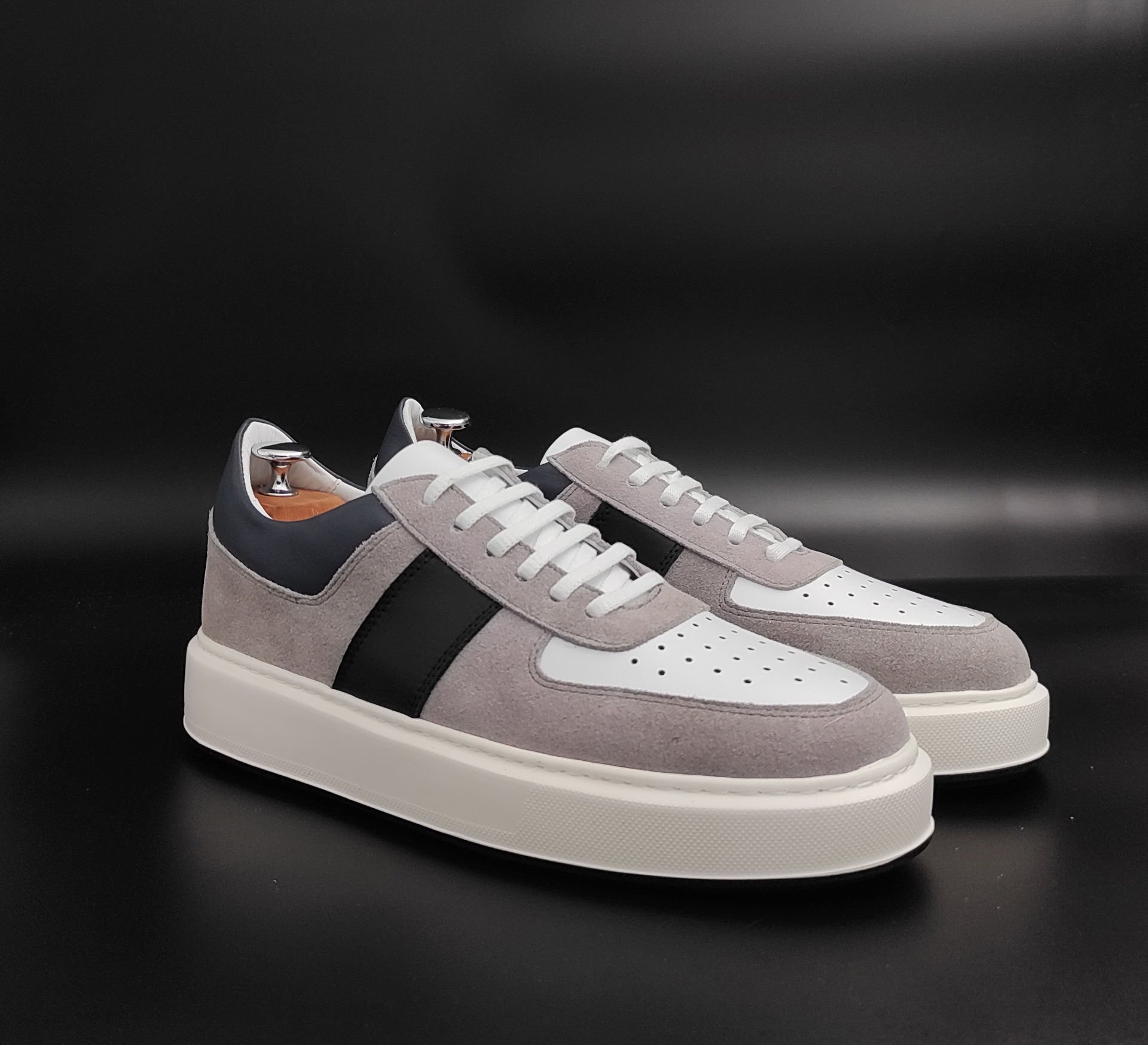 2369 GRİ-BEYAZ GİZLİ TOPUKLU BOYU UZATAN SPOR AYAKKABI +3 CM - 43